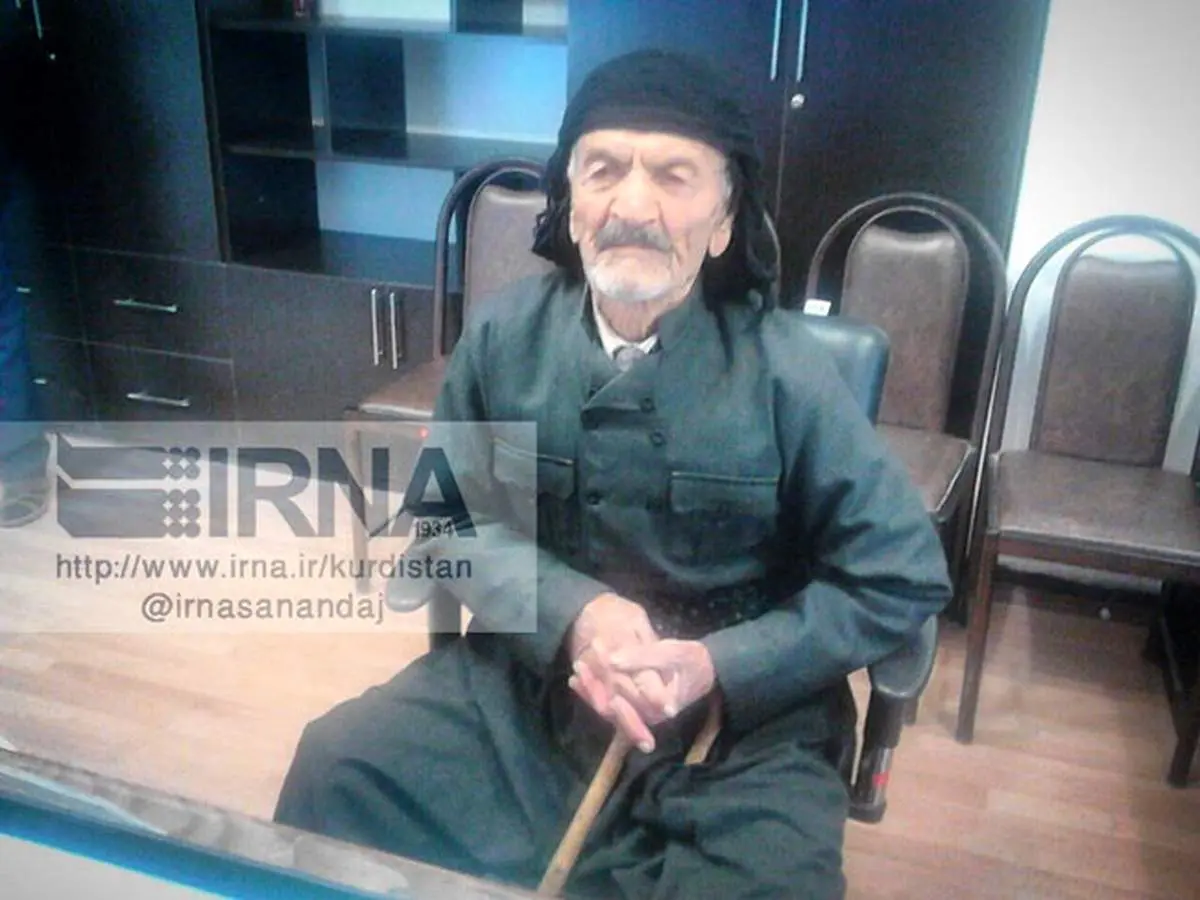 ثبتنام پیرمرد ۱۰۷ ساله همراه با همسرش در انتخابات شوراها / عکس