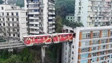 راه‌آهنی که از وسط ساختمان می‌گذرد! +تصاویر