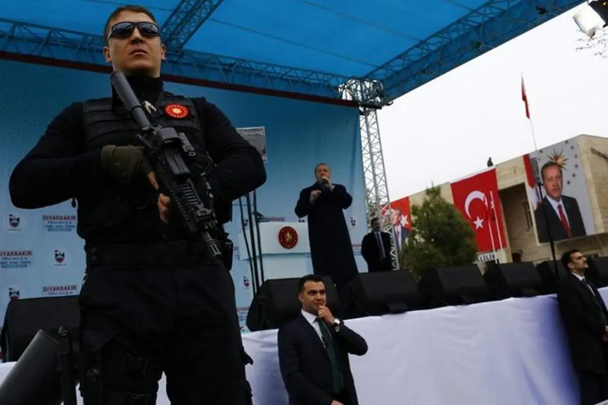 محافظان مسلح اردوغان در سخنرانی عمومی/عکس
