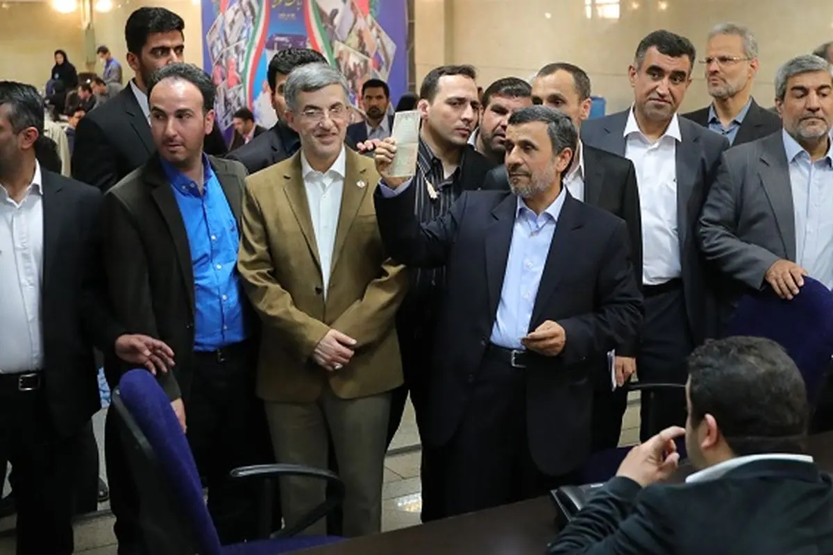 محمود احمدی نژاد در انتخابات ثبت نام کرد +عکس