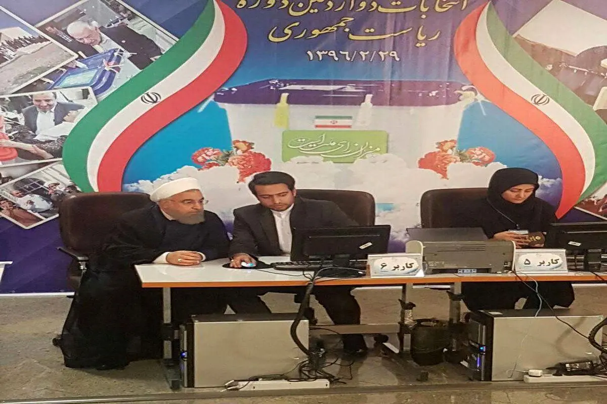 اولین تصویر از حسن روحانی هنگام ثبت نام در انتخابات