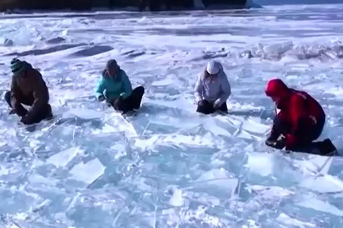 هنرنمایی نوازندگان سیبریایی با سازهای یخی