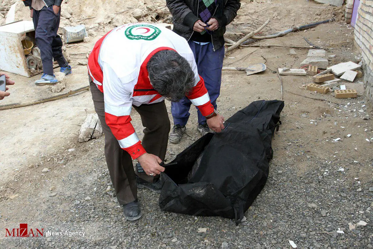 پیکر یکی از قربانیان زلزله در امروز مشهد+تصاویر
