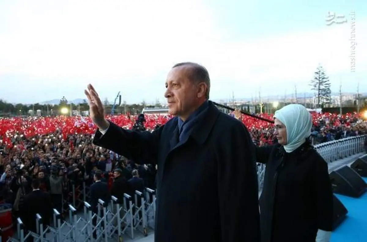 اردوغان و همسرش در جشن پیروزی