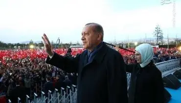 اردوغان و همسرش در جشن پیروزی