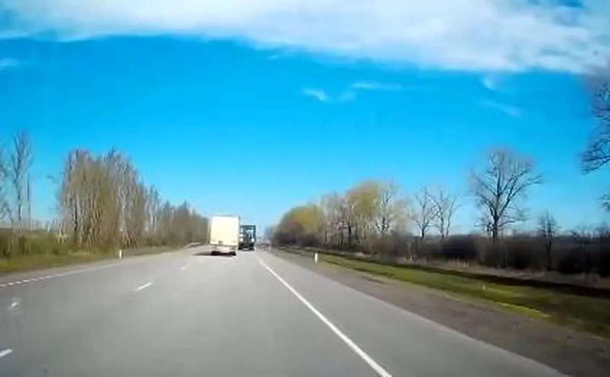 لحظه انحراف تریلی و خوش شانسی خودروها!