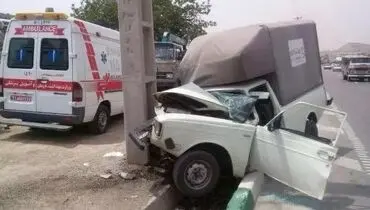 برخورد شديد وانت پيكان با تير چراغ برق