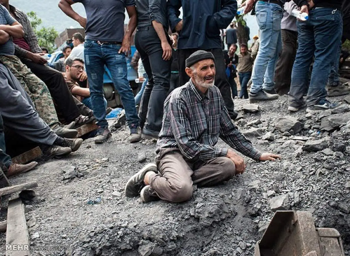 خانواده های نگران مقابل معدن یورت