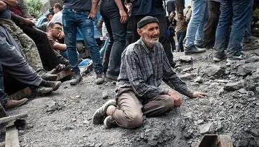 خانواده های نگران مقابل معدن یورت