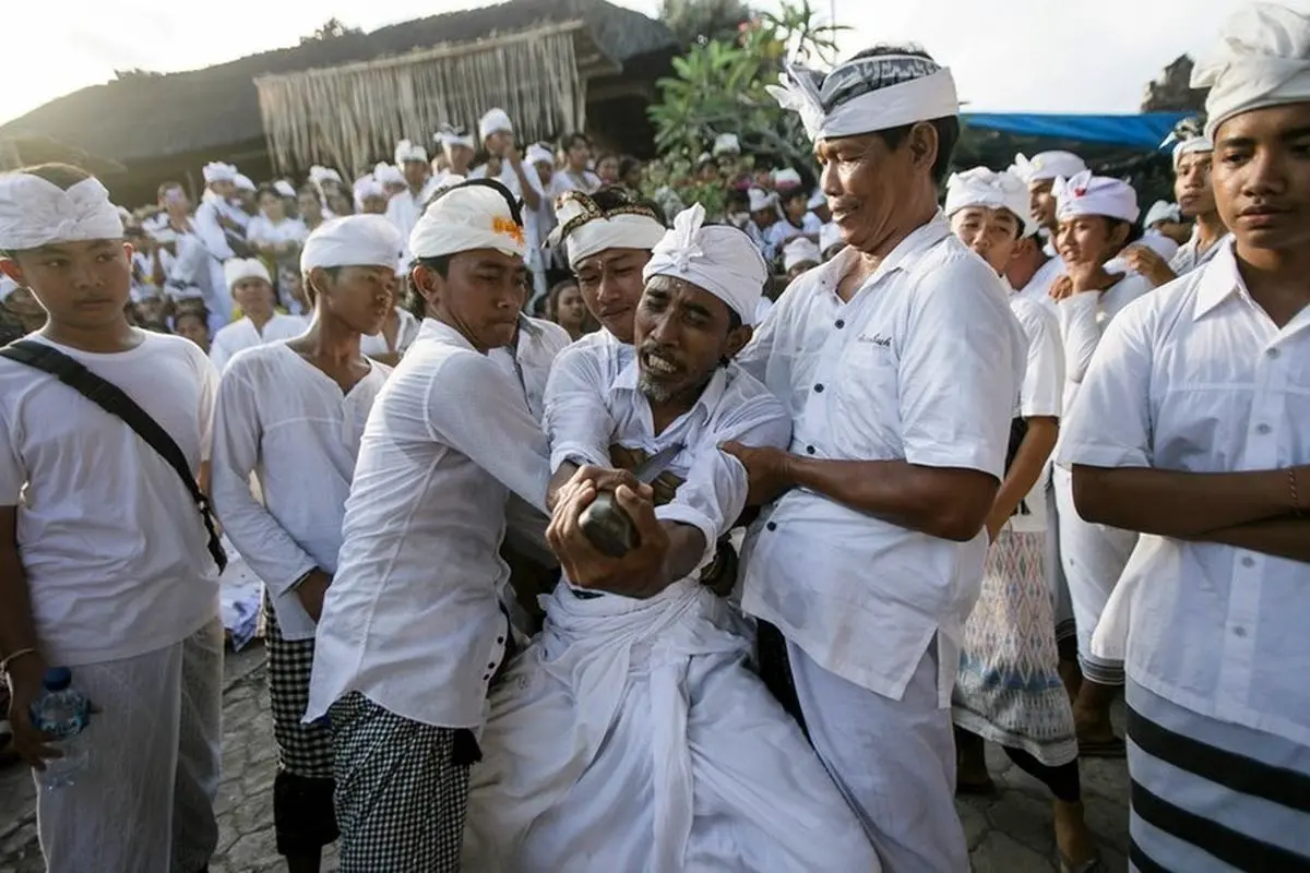 فرو کردن خنجر به بدن در یک مراسم آیینی در اندونزی