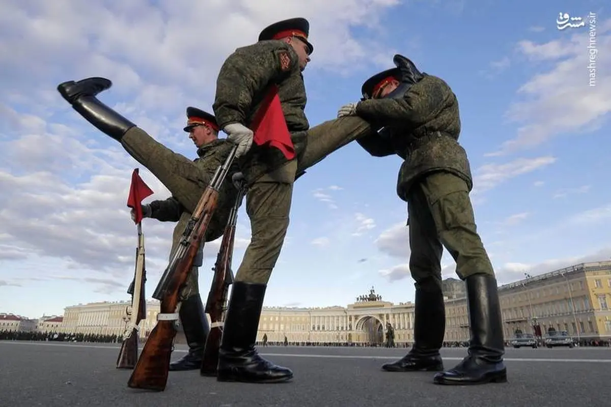 تمرین عجیب سربازان روس قبل از رژه! +عکس