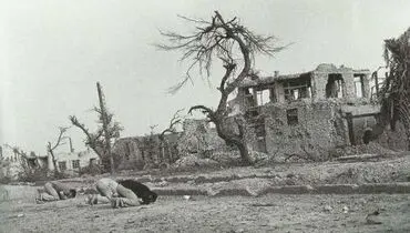 سجده شکر رزمندگان پس از ورود به خرمشهر +عکس