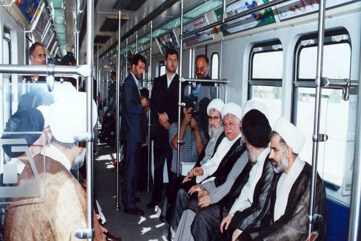 آیت‌الله هاشمی در متروی تهران/عکس