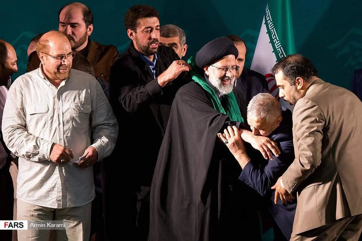 منصور ارضی دست رييسي را بوسید /عکس