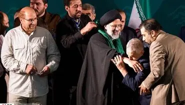 منصور ارضی دست رييسي را بوسید /عکس