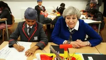 نخست وزیر بریتانیا سر کلاس درس +عکس