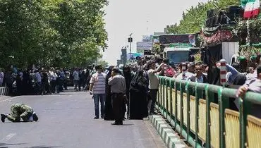 ادای‌احترام‌ یک‌سرباز به‌شهدای‌ حادثه‌تروریستی/عکس