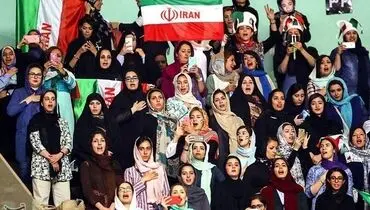 بانوان طرفدار تیم ملی والیبال در ورزشگاه/عکس