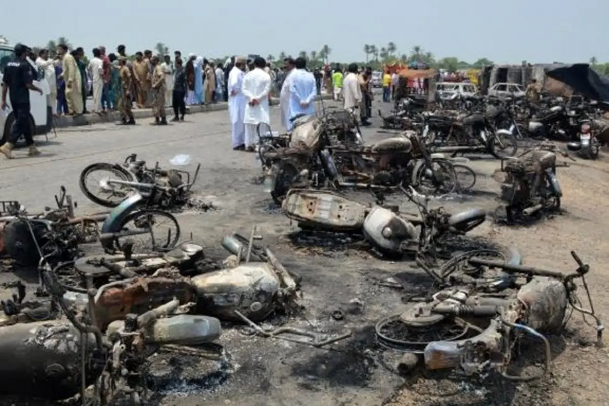 انفجار تانکر سوخت در پاکستان ۱۴۰ کشته برجای گذاشت
