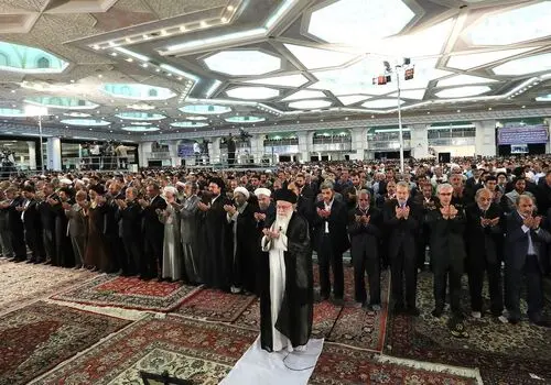 تصویری از آخرین نماز عید فطر به امامت رهبر شهید
