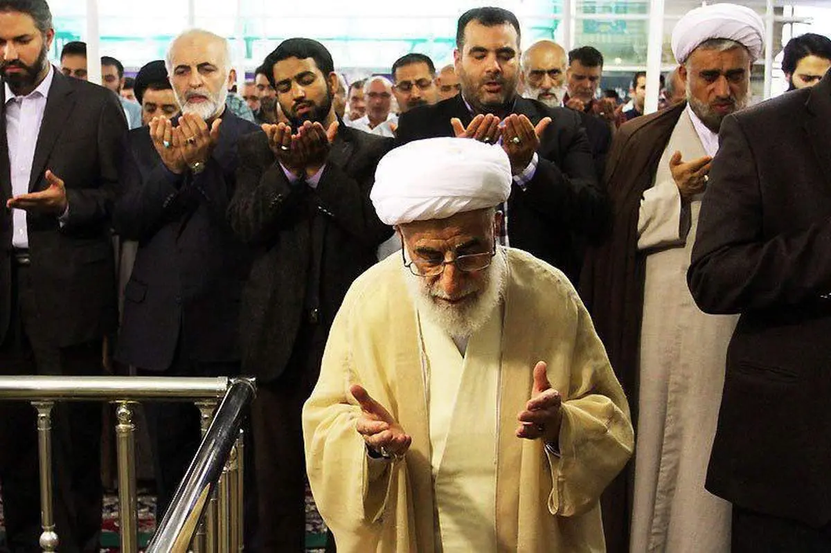 آیت الله جنتی کجا نماز خواند؟ +عکس