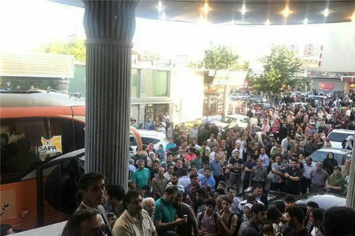 تجمع هواداران علی دایی مقابل محل اقامت تیم سایپا در سرعین