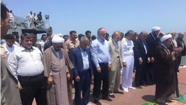 نماز خواندن لاریجانی روی دریای خزر