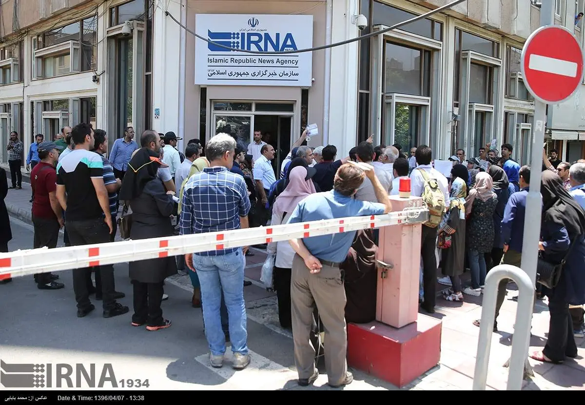 تجمع سپرده گذاران موسسه کاسپین مقابل خبرگزاری دلوت!