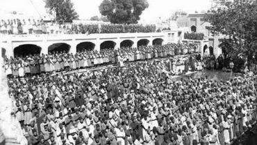 نماز جماعت مسجد جامع تهران در زمان مظفرالدین شاه/عکس