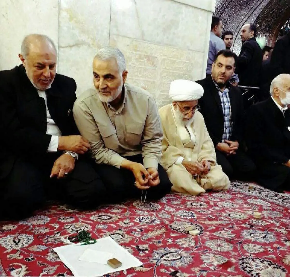 همنشینی سردار سلیمانی با آیتالله جنتی درحرم امام رضا/عکس