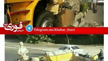 تصادف عجیب راننده با مجسمه!