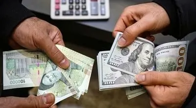 نوسان دوگانه در بازار ارز؛ کاهش دلار آزاد، افزایش نرخ رسمی