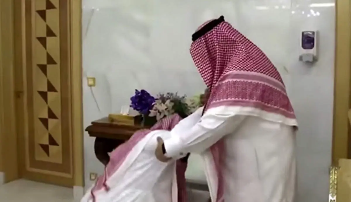 بوسه «خطرناک» بن سلمان بر پای پادشاه!