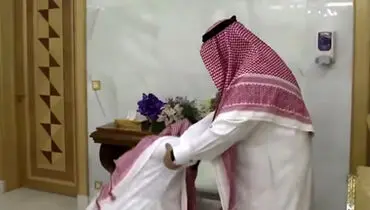 بوسه «خطرناک» بن سلمان بر پای پادشاه!