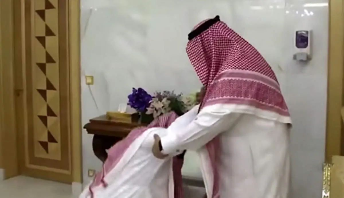 بوسه «خطرناک» بن سلمان بر پای پادشاه!