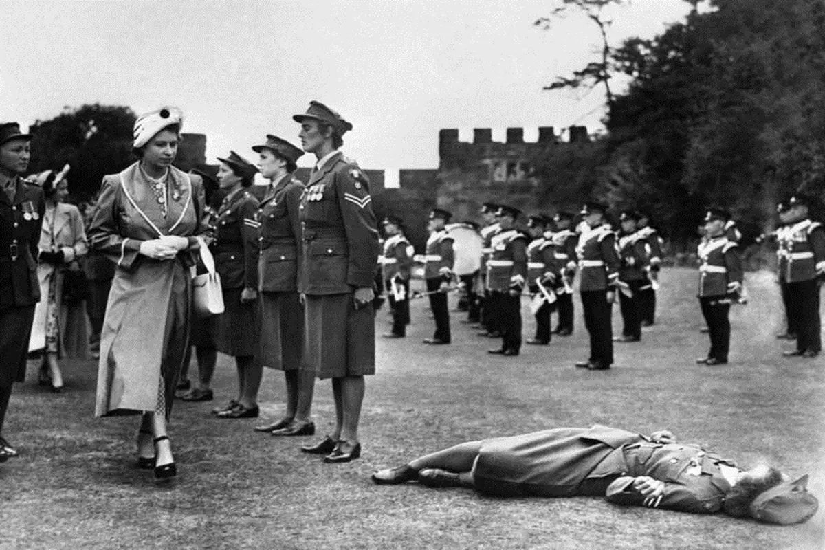 غش‌کردن سرباز زن مقابل ملکه انگلیس