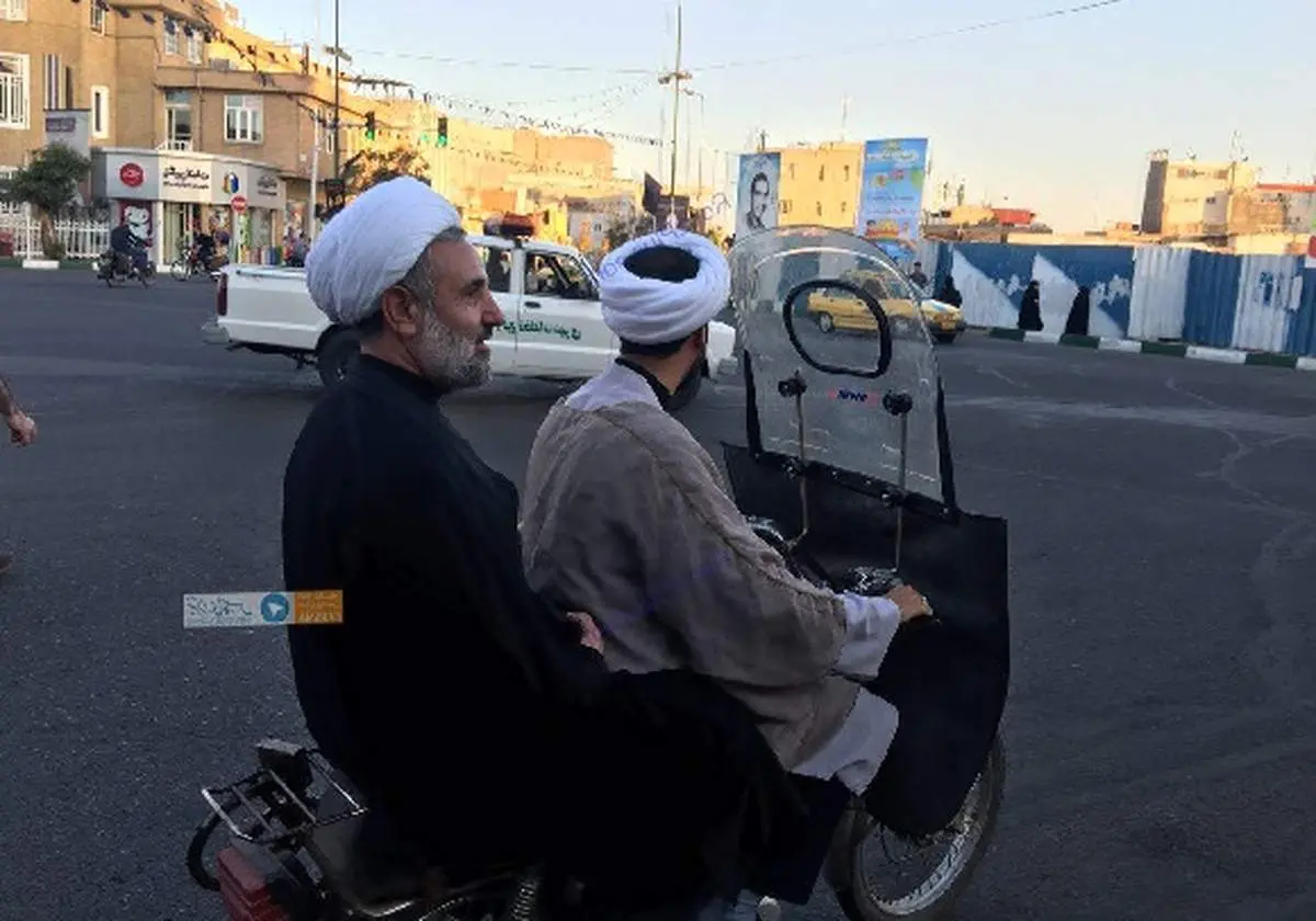 موتورسواری نماینده مجلس در قم