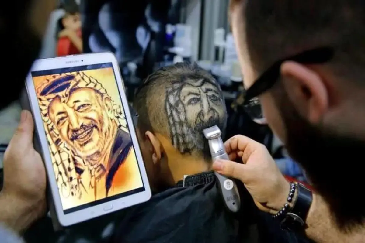 طرح چهره یاسر عرفات روی سر جوان فلسطینی