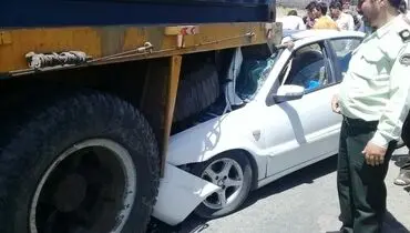 نجات مرد میانسال راننده پژو از زیر تریلر