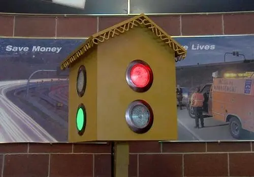 رنگ های چراغ راهنمایی تغییر میکند؟