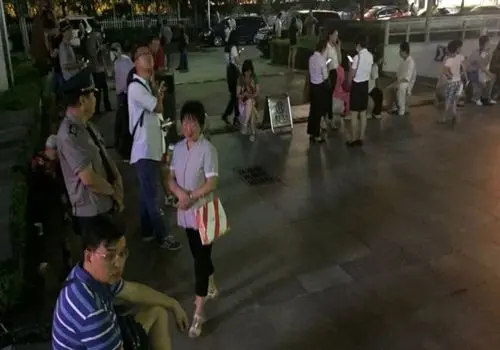 لحظه فرار یک خانواده چینی از زلزله 7 ریشتری+فیلم