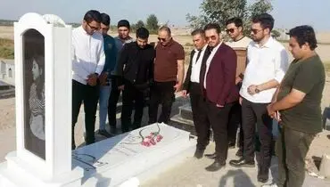 خواننده معروف بر سر مزار آتنا رفت