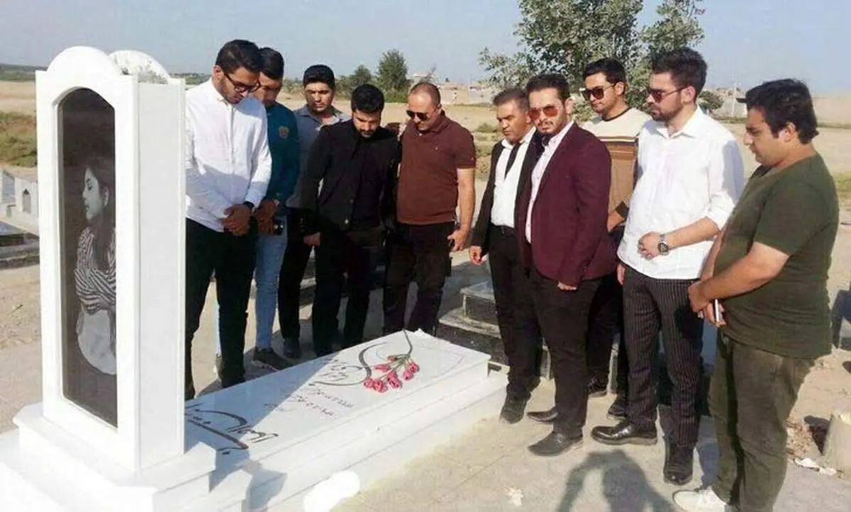خواننده معروف بر سر مزار آتنا رفت