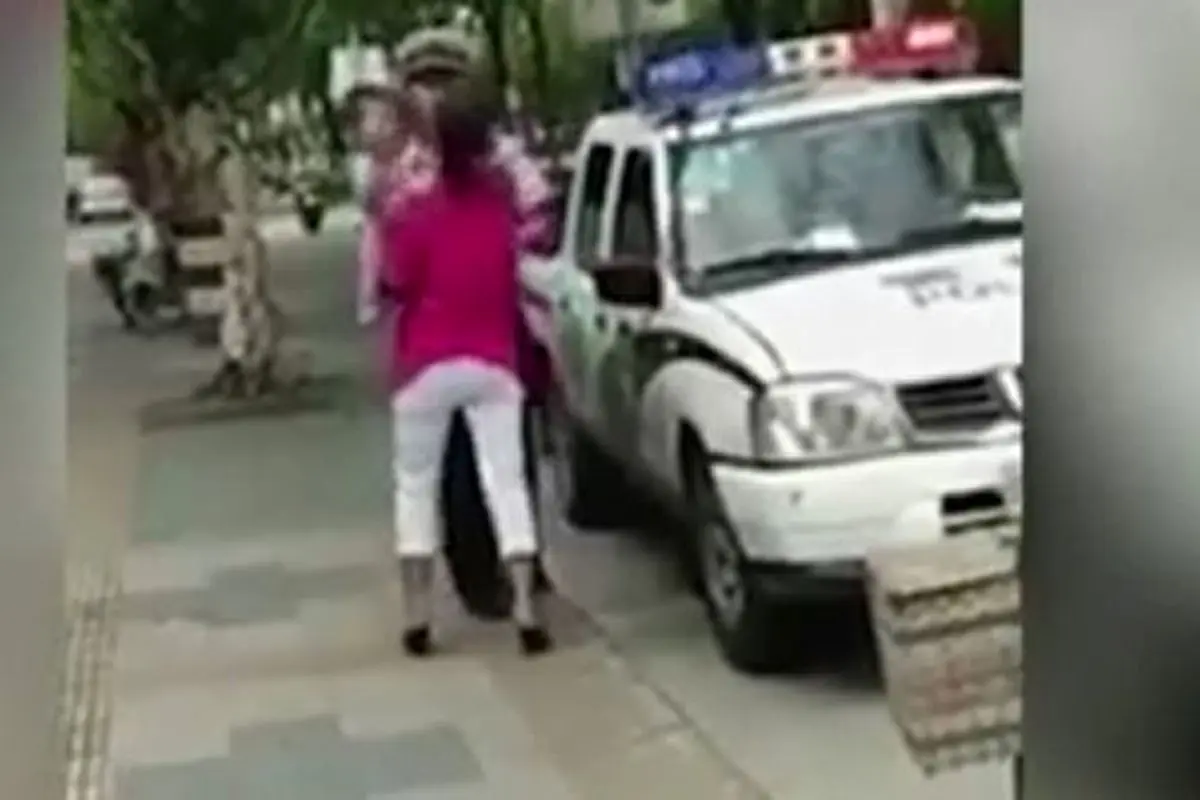 رفتار وحشیانه پلیس چین با مادر و فرزند!