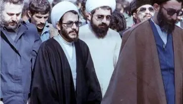 تصویری از رهبر انقلاب، روحانی و ابراهیم یزدی