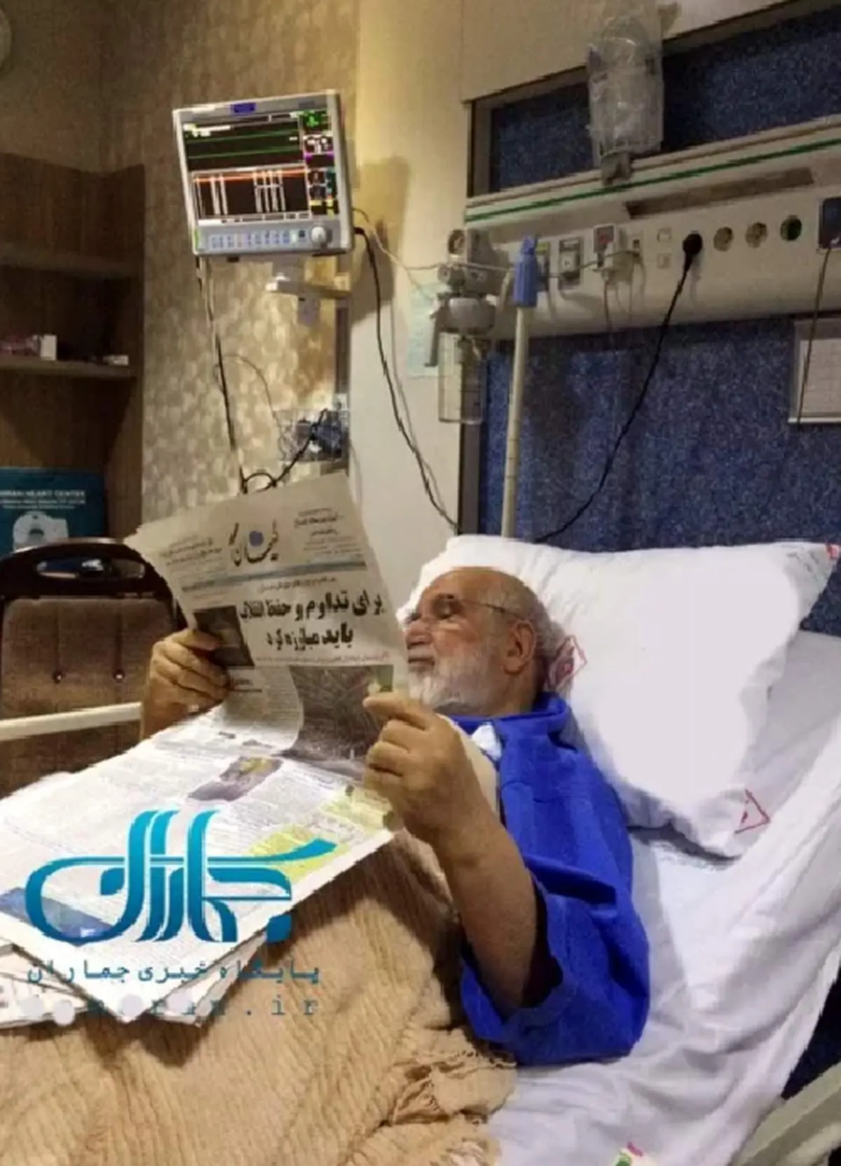 مهدی کروبی در حال مطالعه روزنامه کیهان