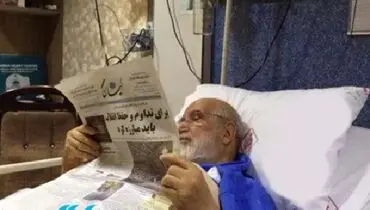 مهدی کروبی در حال مطالعه روزنامه کیهان