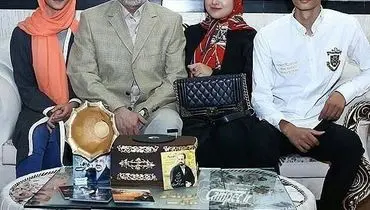 محمد اصفهانی در کنار خانواده اش