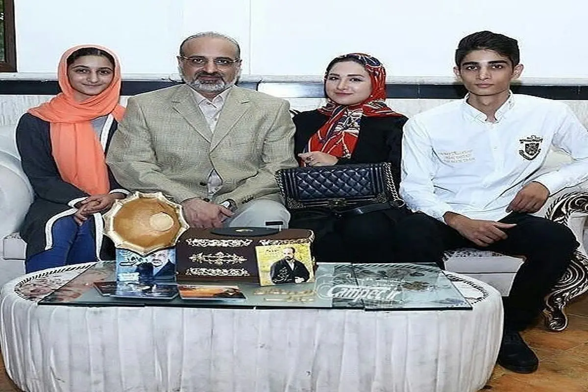 محمد اصفهانی در کنار خانواده اش