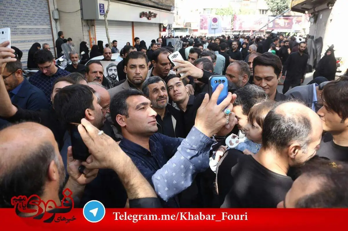 سلفی با احمدی‌نژاد در مراسم تشییع شهید حججی!